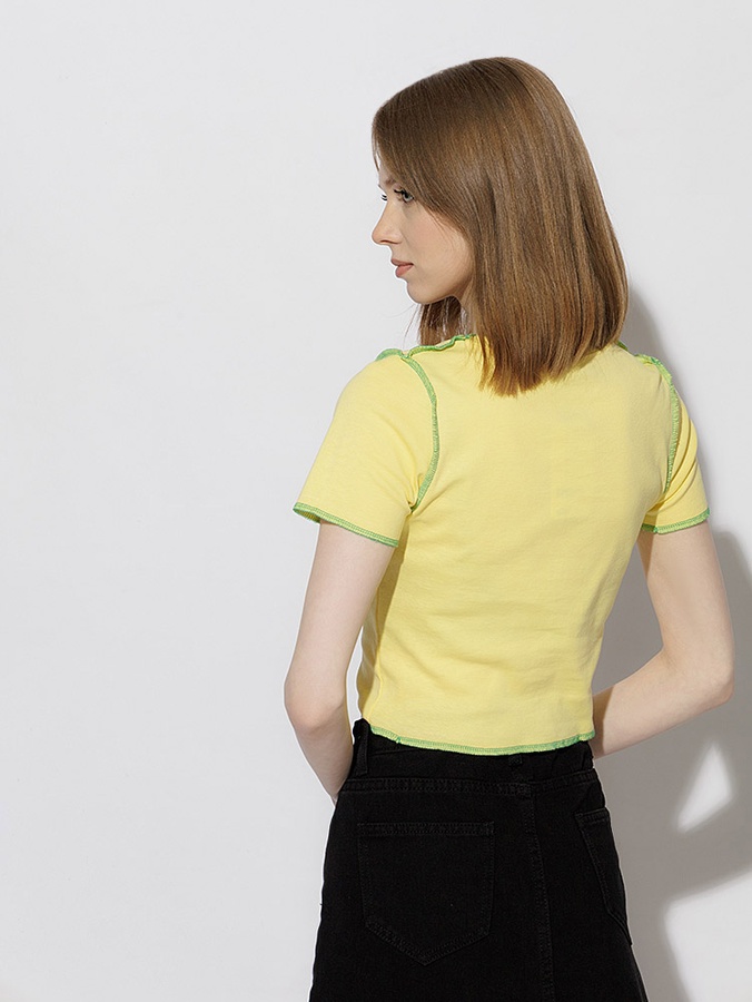 Короткая женская футболка 44 цвет желтый ЦБ-00219009 SKT000906009 фото