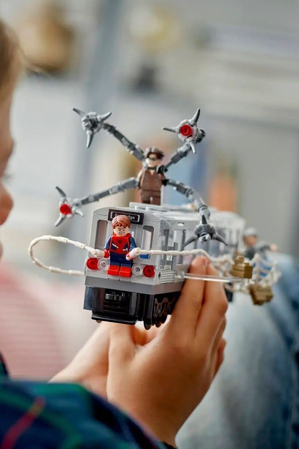 Конструктор LEGO Marvel Человек-паук против Дока Ока: Сцена в метро, 393 детали 76321 ЦБ-00282670 фото