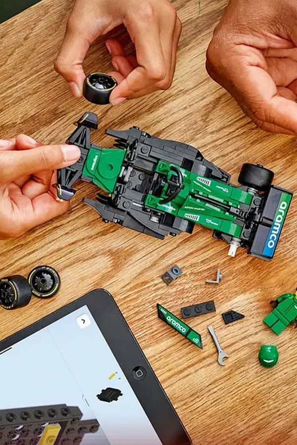 Конструктор "Автомобиль для гонок Aston Martin Aramco F1 AMR24" 77245 ЦБ-00288896 фото