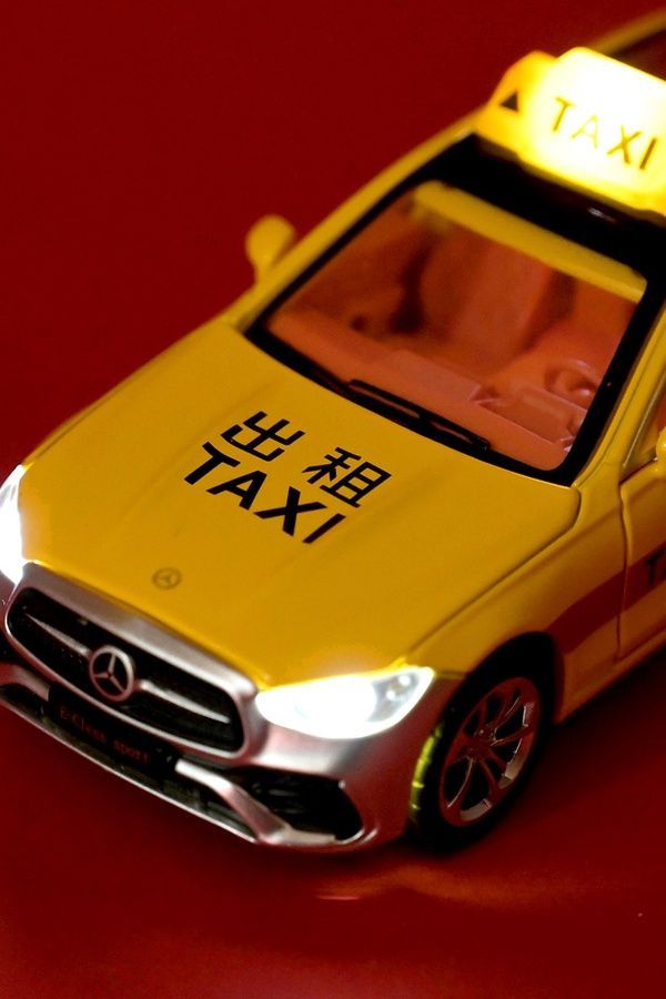 Машина металева АВТОПРОМ &ndash; Mercedes Benz E300L (Таксі) у масштабі 1:32 АВТОПРОМ AP74240 ЦБ-00289173 фото