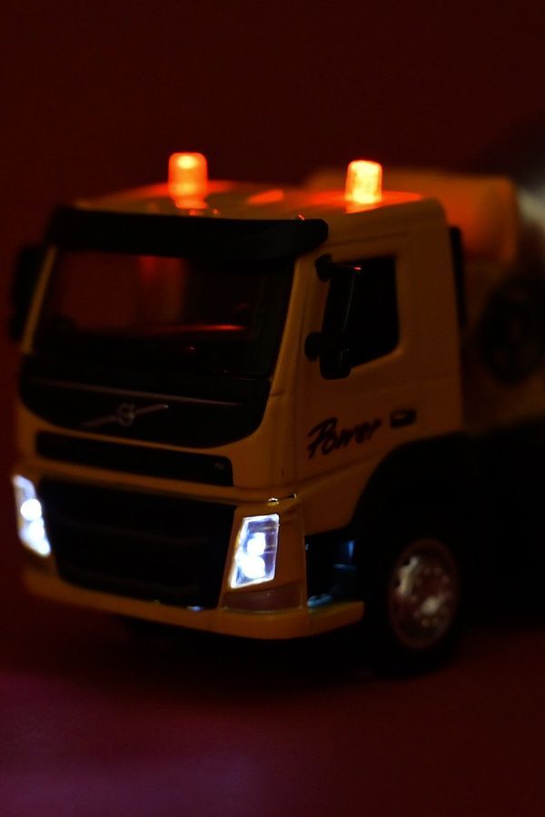 Будівельна техніка металева АВТОПРОМ &ndash; Автобетонозмішувач VOLVO у масштабі 1:50 АВТОПРОМ 68383(AP7759) ЦБ-00289177 фото